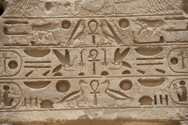 hiéroglyphes égyptiens sur un mur de temple
 - Photo, image