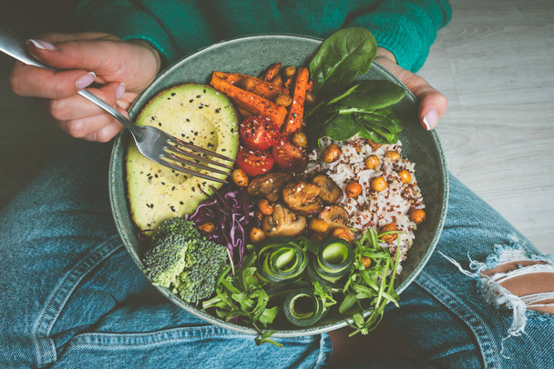 Жінка їсть веганську або вегетаріанську їжу. Веганська миска Будди зі свіжими овочами. Здорова веганська дієта
 - Фото, зображення