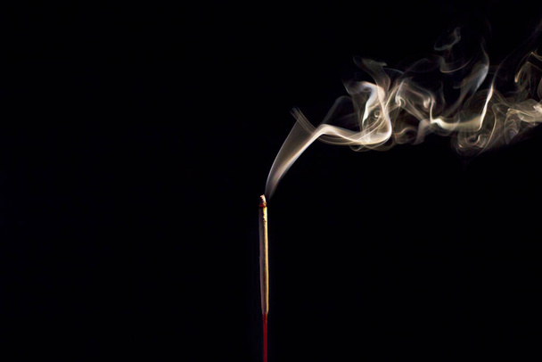 Incense Stick with Smoke on Black σε ασπρόμαυρο αφηρημένο φόντο. - Φωτογραφία, εικόνα