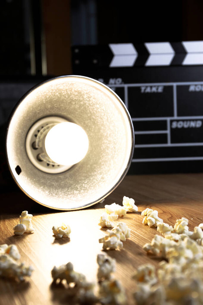 Clapperboard filmforgatáshoz, popcornnal inkább moziba mennél. - Fotó, kép