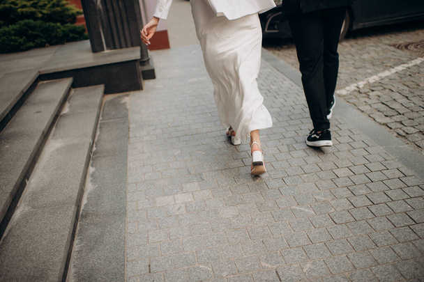 the feet of the departing bride and groom - Valokuva, kuva