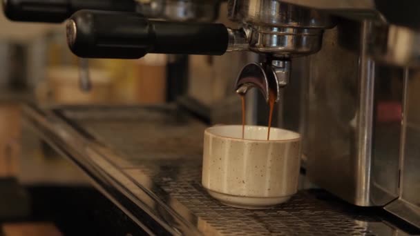 Versare il flusso di caffè - Filmati, video