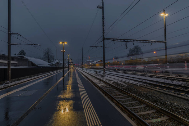 春にブルーネン駅で非常に悪天候｜暗い朝 - 写真・画像