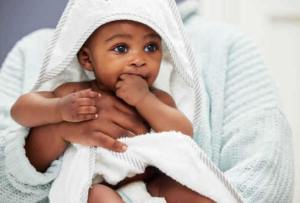Een dutje is precies wat ik nodig heb na dat bad. Shot van een schattige baby jongen gewikkeld in een badhanddoek. - Foto, afbeelding