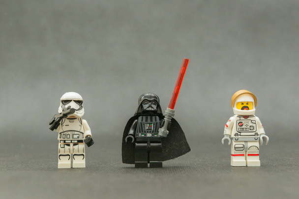 Bauru, Brasilien. 15. September 2019: Darth Vader und ein Stormtrooper machen einen Astronauten im All verloren. Böses über Gutes. Lego-Minifiguren werden von der Lego Group hergestellt. - Foto, Bild