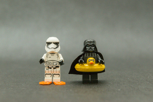 Bauru, Brasilien. 15. September 2019. Star Wars Lego Minifigur. Darth Vader und Stormtrooper im Urlaub mit Entenschwimmer und Flossen. Darth Vader schwimmt mit einer gelben Ente am Strand. Bauru, Brasilien. 15. September 2019. Star Wars lego minif - Foto, Bild