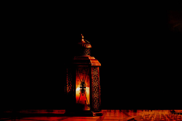 ramadán Kareem foto de saludo con fondo sereno mezquita con hermosa linterna brillante. - Foto, imagen