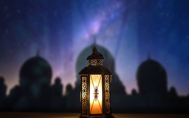 Рамадан Карим приветственное фото с безмятежным фоном мечети с красивым светящимся фонарем. - Фото, изображение