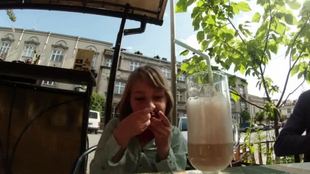 農家の金髪娘は、わらで作られた花輪を編む - 映像、動画