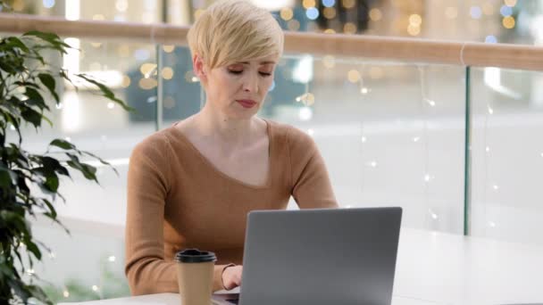 Běloch dospělý dospělý stres žena pracující na notebook starosti systém virus při pohledu na notebook důležitá ztráta dat pobouřený s chybou webové stránky pomalé a přilepený počítač rozbité zařízení potřebují pomoc ztrácí - Záběry, video