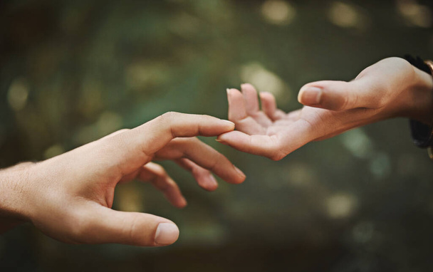 Tends la main et touche quelqu'un. Plan recadré d'un couple se touchant les doigts. - Photo, image