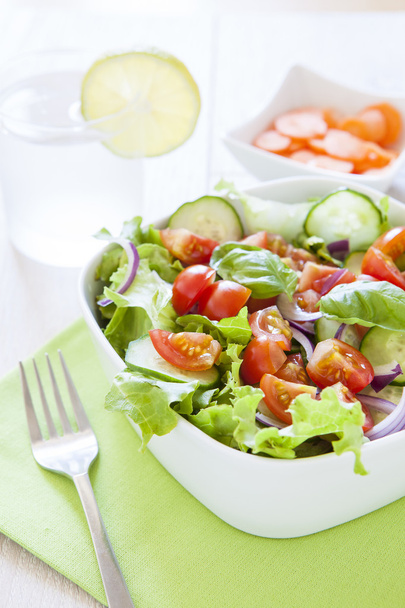 salada verde fresca com alface, pepino, tomate e cebola vermelha
. - Foto, Imagem