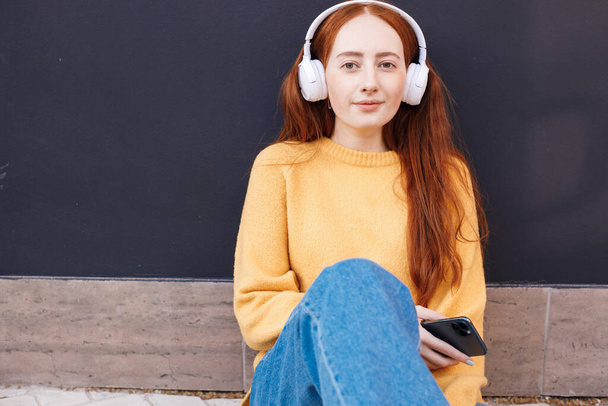 cute woman with headphones outdoor - Foto, imagen