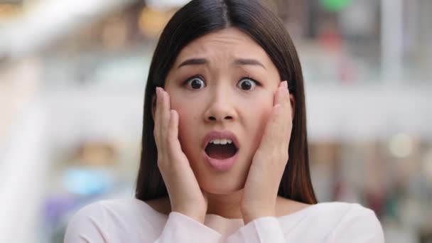  Close up žena emocionální tvář asiang dívka šokovaný stresující žena model vyděšený dáma strach horor znechucení šok strach nepříjemný špatné zprávy neočekávané překvapení bankrot krize ztratit reakci - Záběry, video