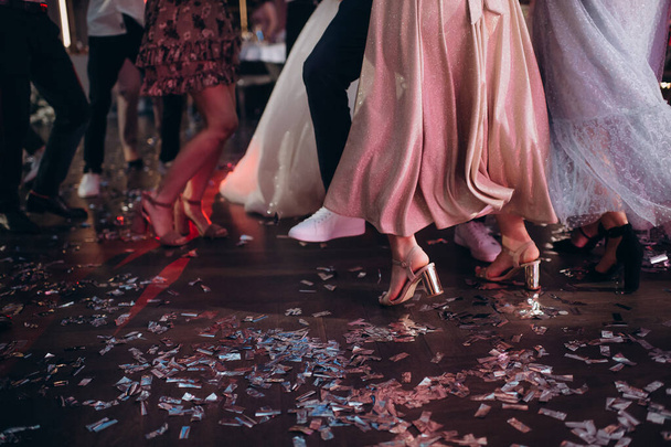 pies de gente bailando en una discoteca en un banquete - Foto, Imagen