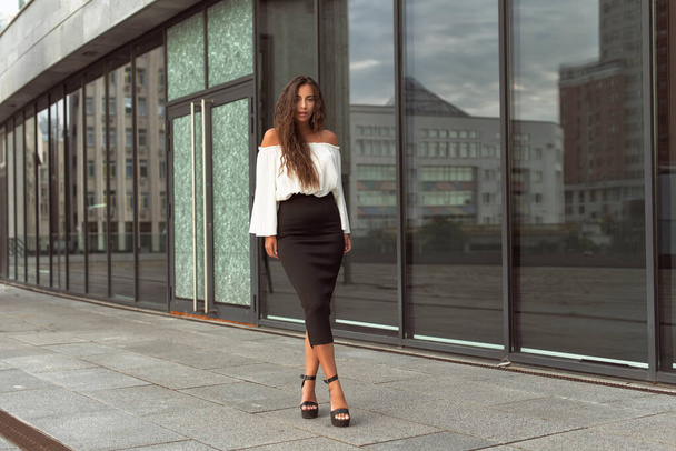 Girl dressed in business style - Fotoğraf, Görsel