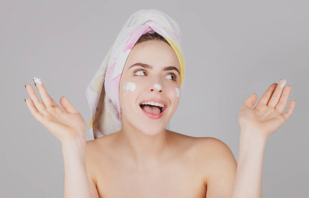 Excited woman facial mask, face clay. Beautiful amazed woman with cosmetic facial procedure, spa skin concept. Skin care beauty treatment. Cosmetology and spa. - Φωτογραφία, εικόνα