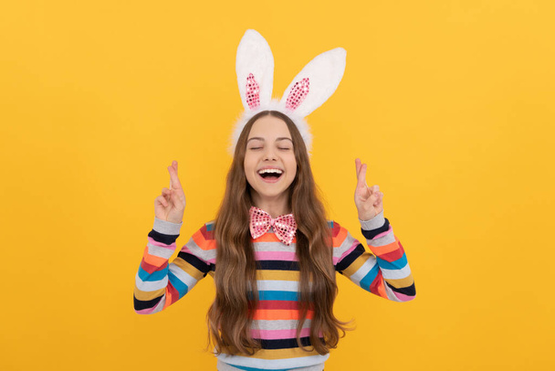 veselé velikonoční dítě v králičích uších a motýlek na žlutém pozadí. něco si přej - Fotografie, Obrázek