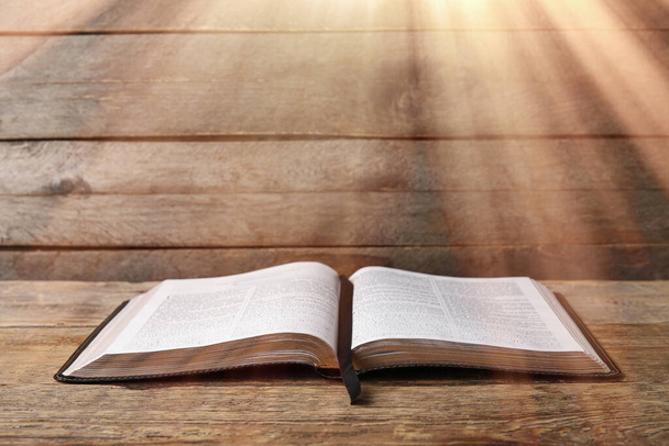 Santa Biblia abierta sobre mesa de madera  - Foto, imagen