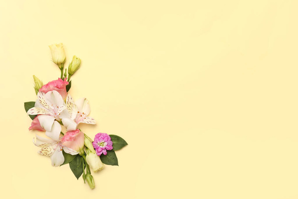 Renkli arka planda narin çiçekleri olan güzel kompozisyon - Fotoğraf, Görsel