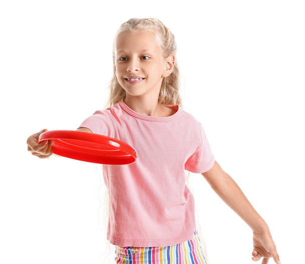 Graciosa niña jugando frisbee sobre fondo blanco - Foto, imagen
