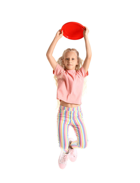 Graciosa niña jugando frisbee sobre fondo blanco - Foto, imagen