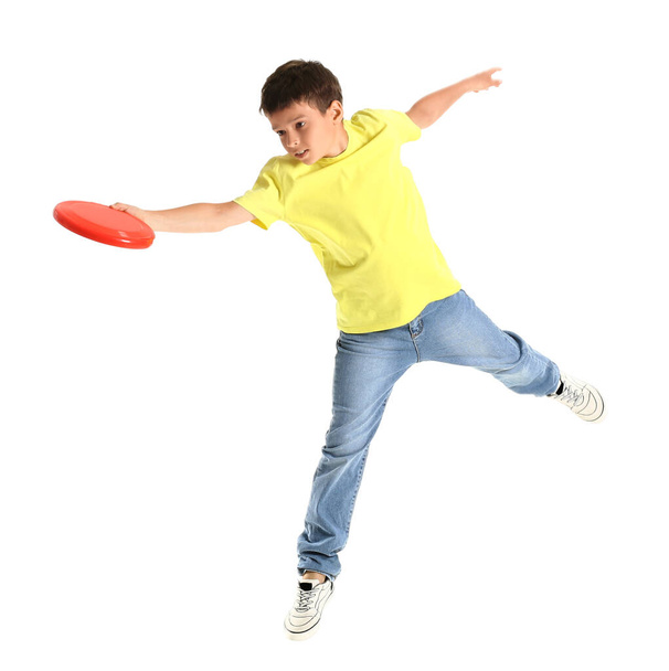 Vicces kisfiú játszik frizbi fehér háttér - Fotó, kép