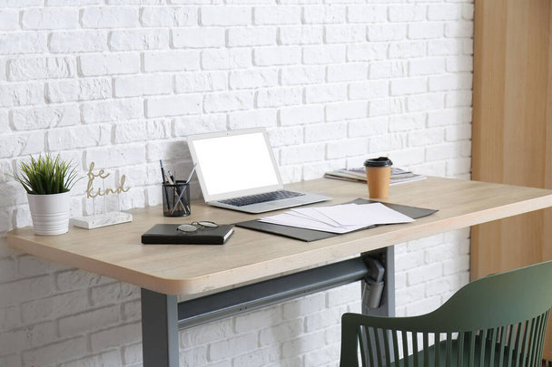 Local de trabalho moderno com laptop no quarto - Foto, Imagem
