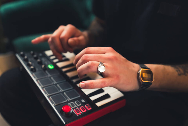 людина з сучасними невеликими звуковими синтезаторами концепція музики горизонтальна
  - Фото, зображення