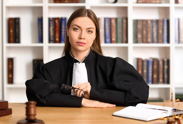 Női bíró a munkahelyen a tárgyalóteremben - Fotó, kép
