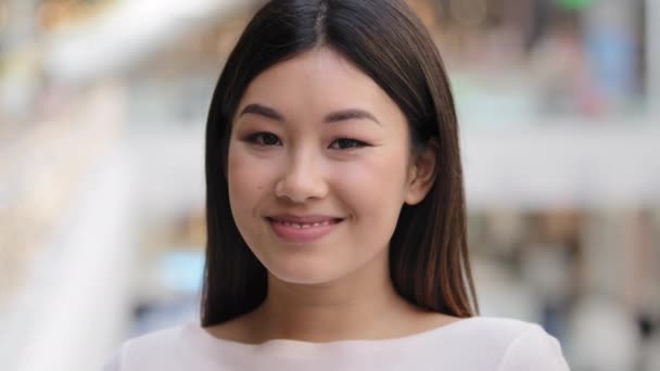 Headshot nainen emotionaalinen kasvot aasialainen etninen tyttö 20s nainen malli yllättynyt hämmästynyt flirttaileva nainen opiskelija tyttöystävä liikenainen katselee kamera flirttailee houkutteleva nostaa kulmakarva ilmaista tunteita - Materiaali, video