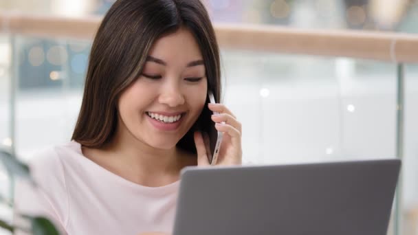 Headshot asijské businesswoman profesionální poradce na volné noze žena mluví po telefonu se zákazníkem klient vzdálené konzultace chatování s přítelem pomocí notebooku rezervaci dobré doručení pomocí mobilního volání - Záběry, video