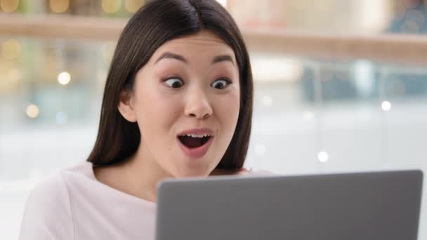Portret azjatycki sukces szczęście dziewczyna biznes freelancer kobieta patrząc laptop ekran wygrywa nową ofertę pracy osiągnięcie cel zakładów online czytać powodzenia szczęście zwycięstwo gest wygrana szczęście krzyczy - Materiał filmowy, wideo