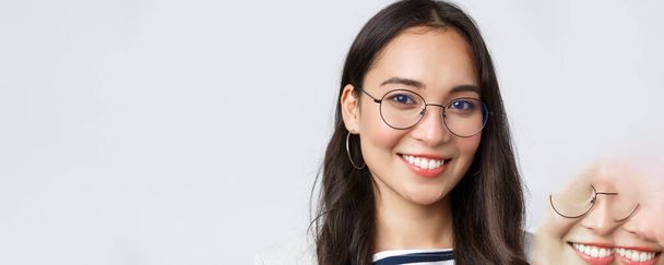 Vállalkozás, pénzügy és foglalkoztatás, sikeres női vállalkozók koncepciója. Egy mosolygó ázsiai üzletasszony arca, aki az irodában dolgozik, szemüveget visel és magabiztos kamerát néz. - Fotó, kép