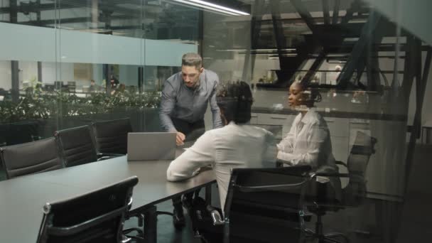 Індійський лідер чоловічих босів - тренер корпоративної презентації для різних бізнесменів в офісному бізнесі представляє новий проект бізнес-плану онлайн програмного забезпечення з ноутбуком, який розмовляє з стажистами - Кадри, відео