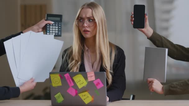 Multitasking donna d'affari manager in ufficio seduto a tavola hanno molti compiti di lavoro sensazione di stress sovraccarico di lavoro dalle mani con calcolatrice taccuino carte telefono stanco ragazza in occhiali mal di testa - Filmati, video