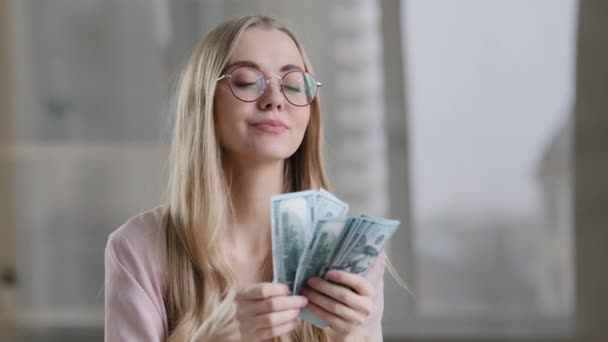 Radostná bohatá dívka počítání hotovosti v kanceláři úspěšné kavkazské Lady businesswoman stále svazek peněz šťastná žena s jackpot plat dolary bankovky vítězství účetní rozpočet sázka - Záběry, video