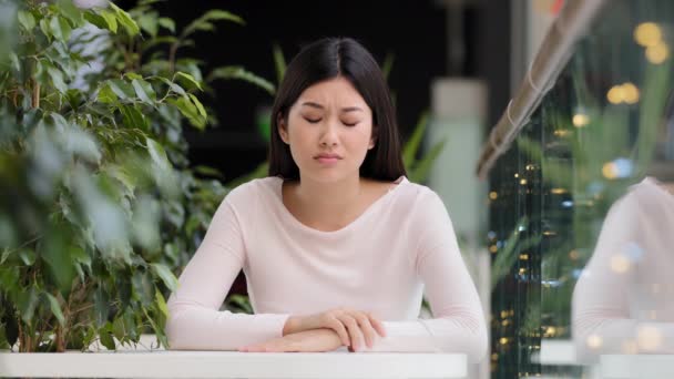 Asijské korejky dívka smutná frustrovaný znuděný žena sedí v kavárně stůl pocit špatné nálady rozmrzelost stres problémy datum zrušení melancholie smutek zklamání nezaměstnanost krize - Záběry, video