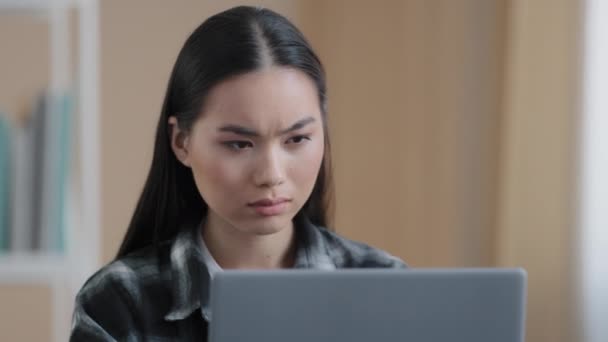 Πορτρέτο ασιατική γυναίκα διαβάσει άσχημα νέα κοιτάζοντας το laptop οθόνη απογοητευμένο κορίτσι απελπισμένη απογοήτευση αισθάνεται τόνισε μη αποθηκευμένο έγγραφο σημαντικό λάθος απώλεια δεδομένων στο χρέος app υπολογιστή ανακοίνωση - Πλάνα, βίντεο