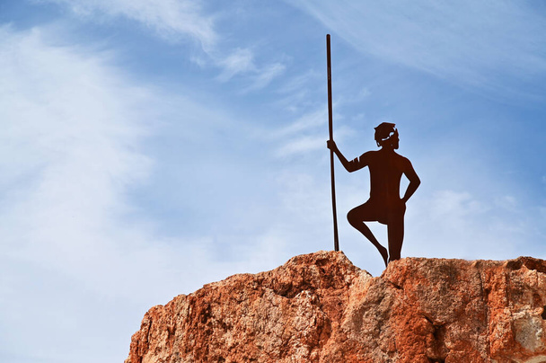 MOUNT MAGNET, WA MAR 31 2022 : Sculpture d'un aborigène australien debout sur les Granites près du mont Magnet dans l'ouest de l'Australie Outback.Les aborigènes australiens se sont installés à travers l'Australie 6000 ans - Photo, image