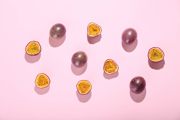 Delicious passion fruits on pink background - Foto, afbeelding