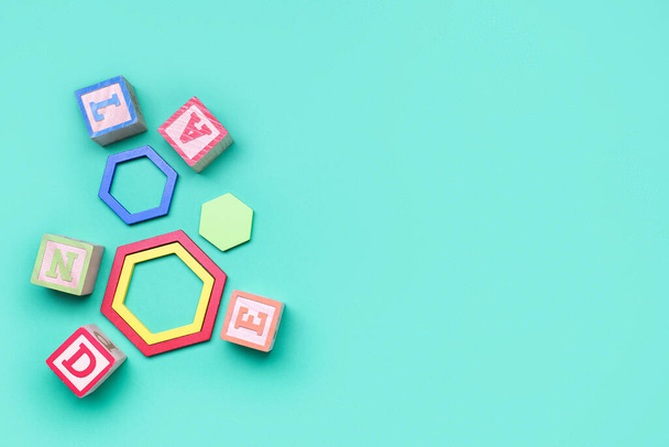 Cubes en bois avec lettres et jouet sur fond de couleur - Photo, image
