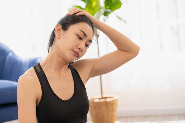 Ázsiai nő gyakorlatok A fitness stúdióban, gyakorolják a nyak nyújtás és meditáció a jobb egészség. - Fotó, kép