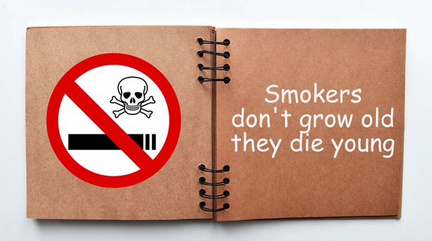 Sigara içenler yaşlanmaz, genç ölürler. İlham verici ve motive edici bir alıntı. Sigara içmeyi bırak. - Fotoğraf, Görsel