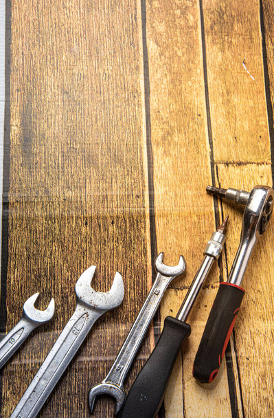 hand tools on wood floor technology - Foto, afbeelding