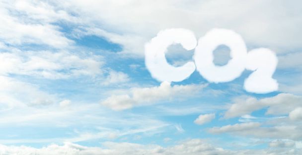 Σύμβολο CO2 σε μπλε ουρανό και λευκά σύννεφα. Εκπομπές CO2 Αέριο θερμοκηπίου. Αέριο διοξειδίου του άνθρακα παγκόσμια ατμοσφαιρική ρύπανση. Περιβαλλοντικό ζήτημα. Ιστορικό της τεχνολογίας δέσμευσης και αποθήκευσης άνθρακα. - Φωτογραφία, εικόνα