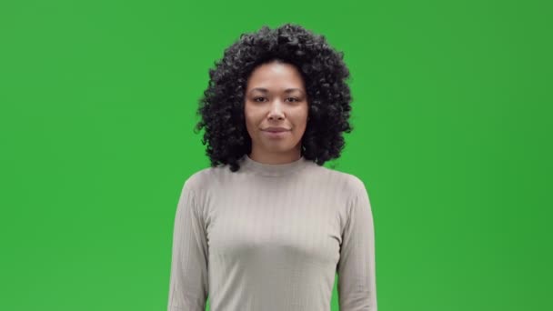 Πράσινη οθόνη νεαρά θηλυκά χαμόγελα - Πλάνα, βίντεο