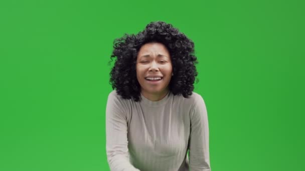 Zöld képernyő fiatal nő nevet - Felvétel, videó