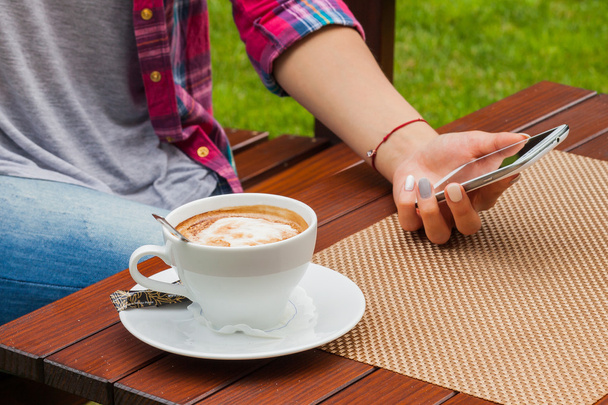 Woman hands with mobile phone and coffee - Фото, зображення