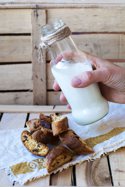 молоко в пляшці і печиво з журавлиною
 - Фото, зображення